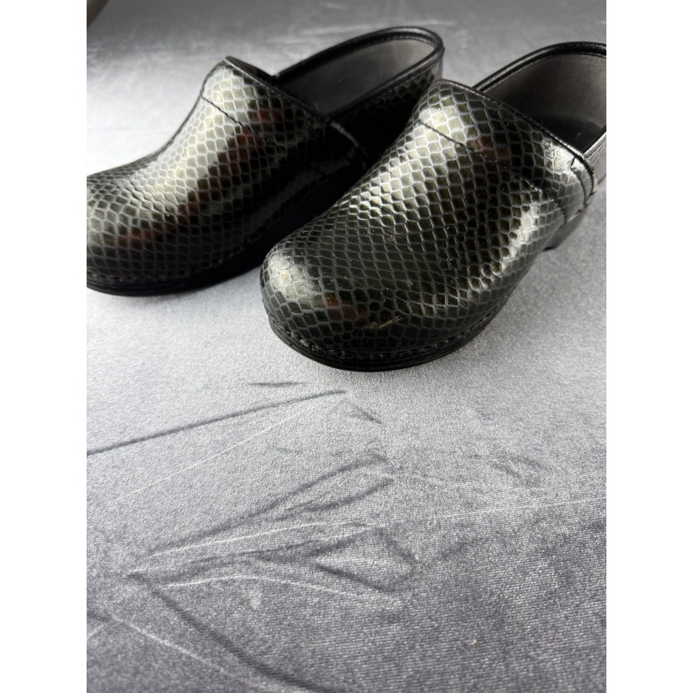 Dansko XP Professional Clogs Green Snakeskin Patent Leather Slip Resistant 38 - Picture 2 of 9
